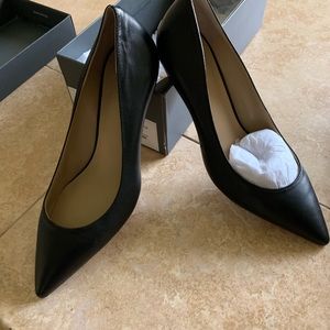 AnnTaylor Black Reese pumps NEW. Size 7.5m
